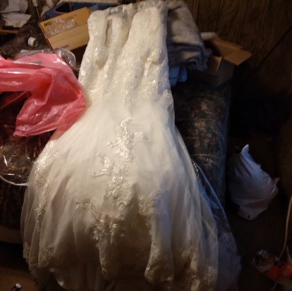 It's not for me It's a wedding dress and I don't need it - Picture 3 of 3
